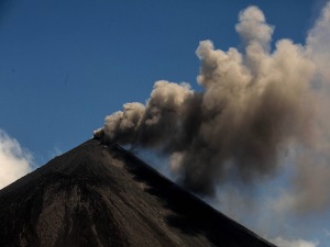 Пакаја се пробудила, опасност од ужарених бомби лаве