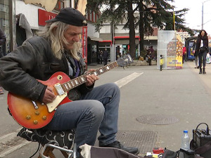 Зоран Илић више од 20 пута осуђен на затвор због свирања на улици, како су га грађани спасили казне