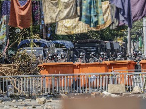 Мјанмар, женским рубљем против полиције