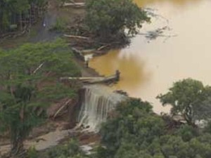 Због обилних киша пукла брана на Хавајима, наложена евакуација људи