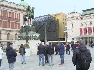 Чланови СПО положили венац на Тргу републике