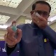 Tајландски премијер прскао новинаре спрејом за дезинфекцију