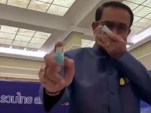 Tајландски премијер прскао новинаре спрејом за дезинфекцију