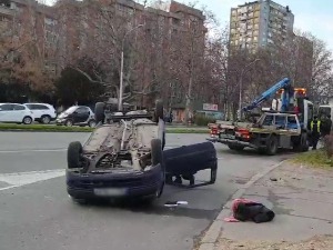 Незгода на Новом Београду, ударио у полицијско возило па се преврнуо на кров