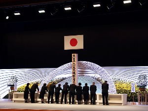 Минутом ћутања и антинуклеарним протестима обележена десетогодишњица цунамија у Јапану 