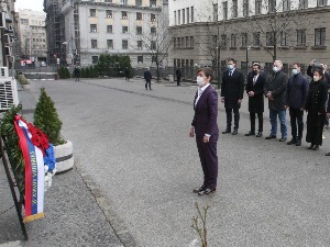 Брнабићева положила венац на место убиства Ђинђића