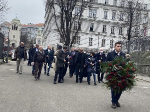 Чланови Ђинђићеве владе положили венац на месту његовог убиства