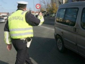 Прошли кроз црвено и снимак ставили на друштвене мреже – полиција казнила возача