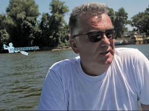 На веслу прича: Тесни кнап