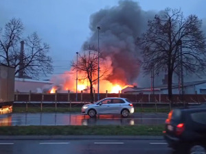 Локализован пожар у старој Стаклари у Панчеву, железница обуставила превоз опасних материја