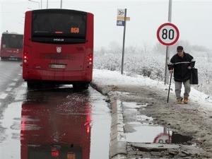 Снег на појединим деоницама, отежан саобраћај код Нове Вароши - опрез због поледице