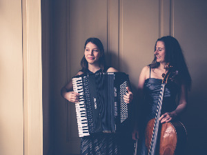 Дуо Ескарлата изводи дела Дворжака, Мартинуа и Шумана