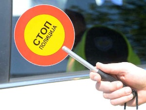 Возио у супротном смеру без дозволе, слетео са пута и преврнуо се, па бежао полицији преко њива