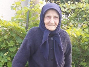 Бака Славојка из Лапљег села – најстарија вакцинисана жена на КиМ
