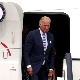Бајден се саплитао и пао док је утрчавао у авион