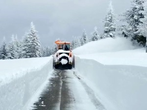 Пробијање кроз мећаву на Голији, извучене завејане Рускиње и један мештанин