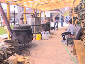 Српска воћна ракија изашла на црту вискију – спој поднебља и традиције