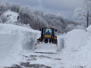 Снежна блокада на Голији, путари пробијају сметове висине и преко два метра