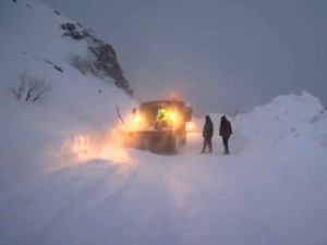 Непроходно од Брзећа ка Kопаонику због снежних наноса