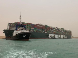 Привремено обустављен саобраћај у Суецком каналу, брод-контејнер и даље заглављен