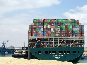 Блокада Суецког канала – дневни губици се мере милијардама долара, страхује се од раста цене нафте