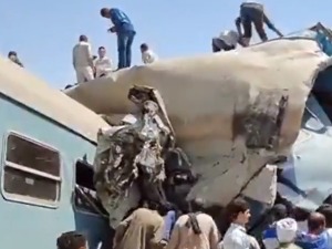 Најмање 32 мртвих и десетине повређених у судару два путничка воза у Египту