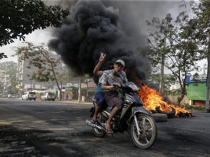 Хунта у Мјанмару упозорила демонстранте да ће им пуцати у главу