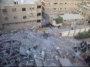 Урушила се десетоспратница у Каиру, погинуло пет особа