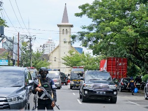 Бомбашки напад испред цркве у Индонезији, повређено 14 особа