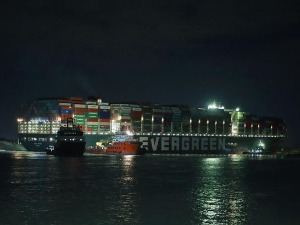 Насукани брод у Суецком каналу благо померен, нема процене када би могао поново да заплови