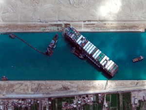 Трка са временом у Суецком каналу, стотине пловила чека на ослобађање пловног пута