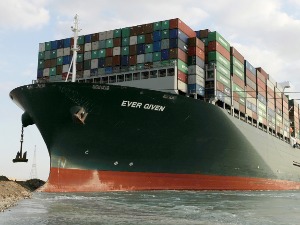 Ослобођен брод "Евер Гивен" који је блокирао Суецки канал