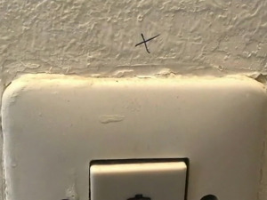 Мистериозне ознаке испред улазних врата на Новом Београду, ко типује станове 