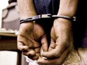 У стану на Звездари пронађени оружје, експлозив и дрога, ухапшен мушкарац