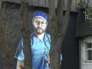 Мурал на 13. гимназији у Београду посвећен прерано преминулом лекару Ненаду Максимовићу