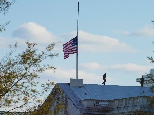 У Америци заставе на пола копља због смрти полицајца