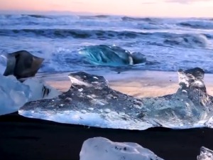 Зашто ледена „Дијамантска плажа" на обали Исланда сваког дана изгледа другачије