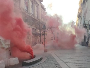 Прекршајне пријаве против три особе због димних бомби у Кнез Михаиловој