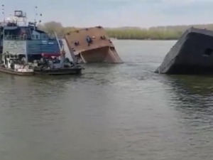 Потонула баржа код Смедерева, снимак спасавања морнара у последњи час