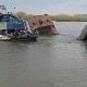 Потонула баржа код Смедерева, снимак спасавања морнара у последњи час