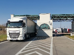 Постигнут договор са камионџијама на Хоргошу – до састанка у понедељак нема наплаћивања спорног паркинга