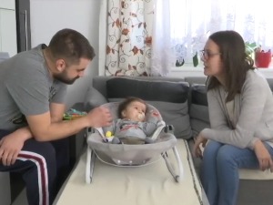 Мали Гаврило насмејан чека помоћ, али нема много времена – једна СМС порука много значи 