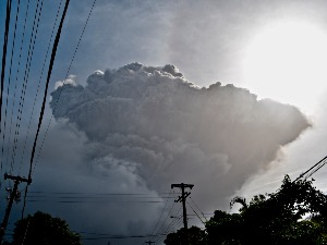 Ерупција вулкана на Карибима – мештани се евакуишу, очекују се нове експлозије
