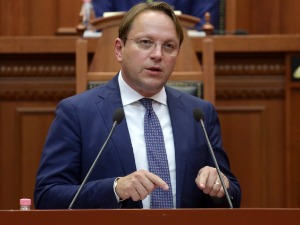 Вархељи позива Куртија да што је пре могуће настави дијалог са Београдом