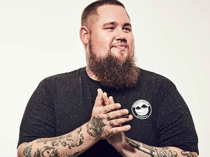 Широм затворених очију 	