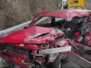 "Југо" подлетео под камион на путу Пожега-Чачак, заустављен теретни саобраћај