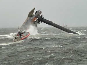Преврнуо се брод у Мексичком заливу – погинула једна особа, за још 12 се трага