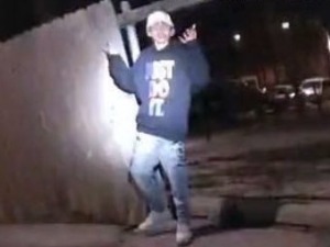Објављен снимак из Чикага, дечак подигао руке пре него што је полицајац пуцао