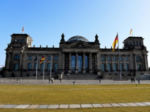 Два новинара у трци да замене Ангелу Меркел