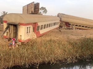 Воз исклизнуо са пруге у Египту – погинуло 11 особа, готово 100 повређених